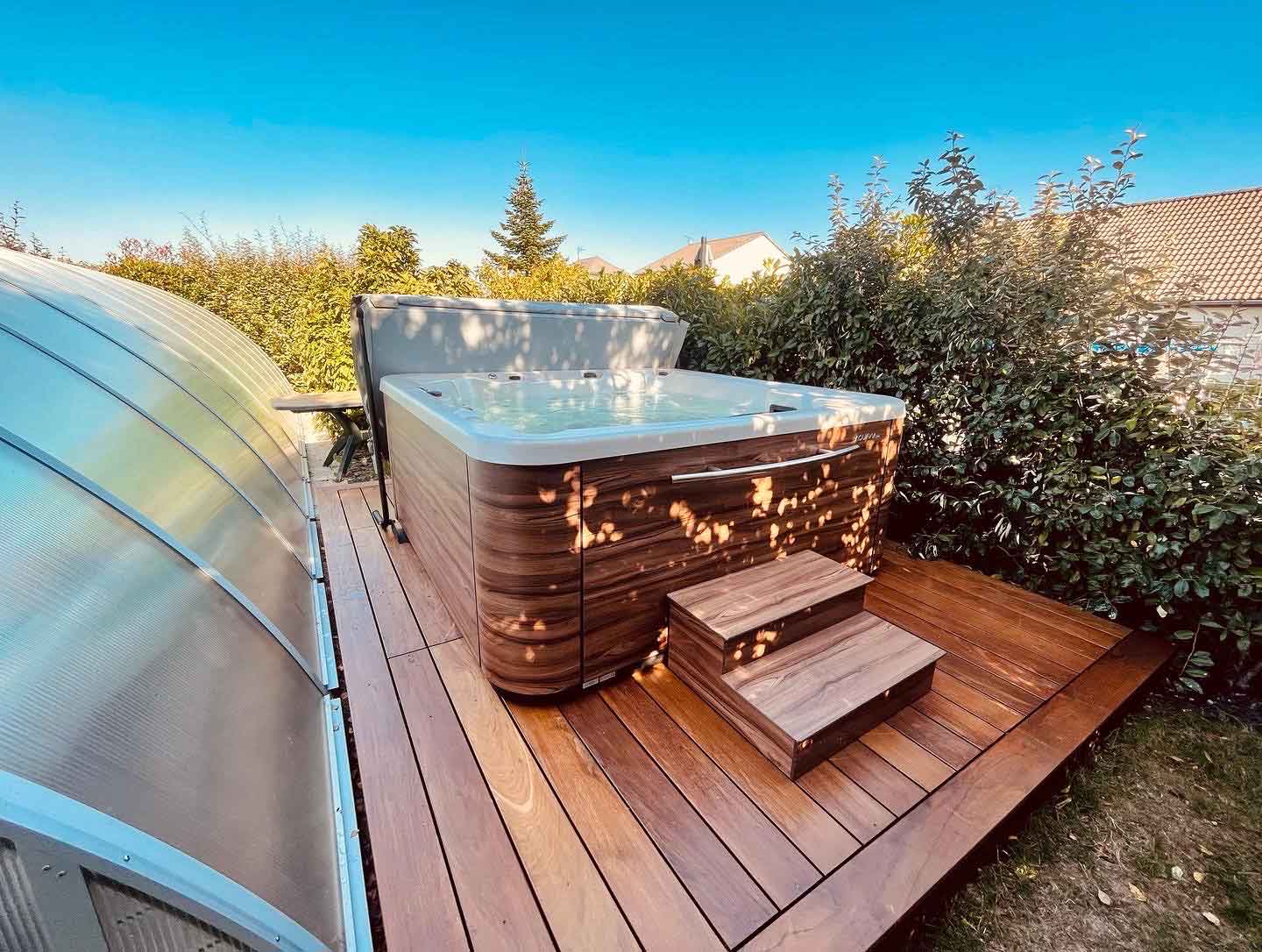 spa de jardin rigide avec massage spa